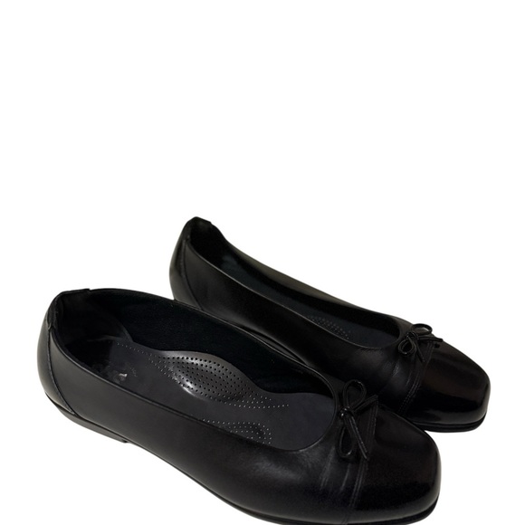 SAS Comfort Flats Sleek Design, a perfect choice for someone with a foot problem - Picture 5 of 13